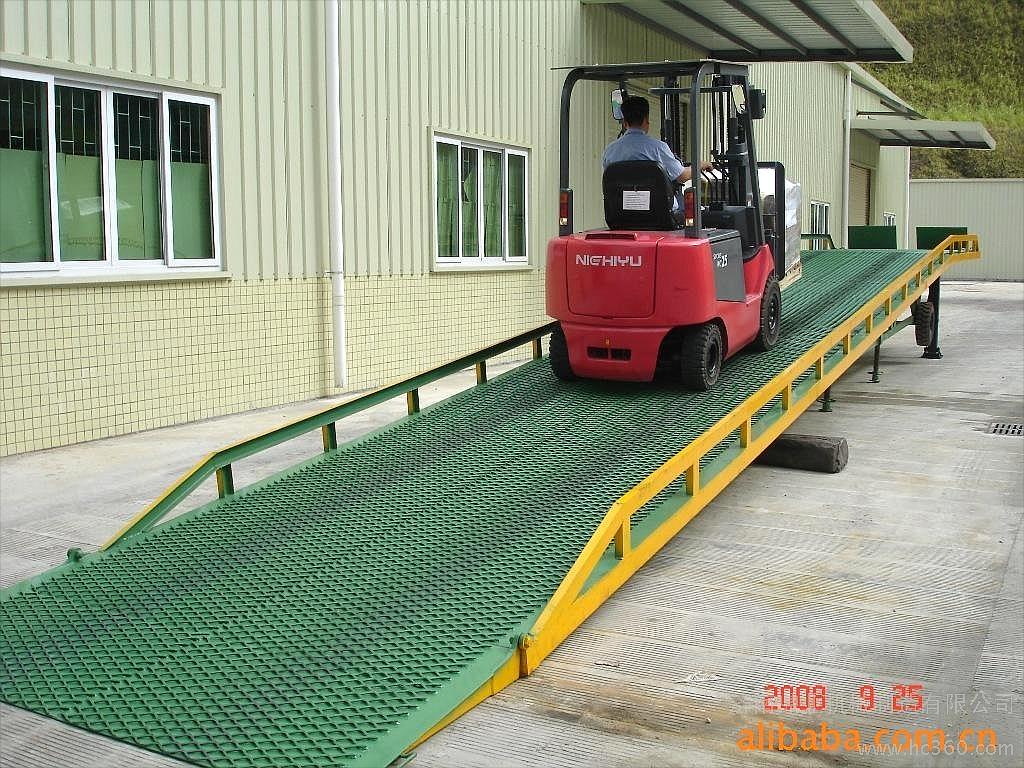 移動(dòng)式登車橋.jpg 移動(dòng)式登車橋.jpg